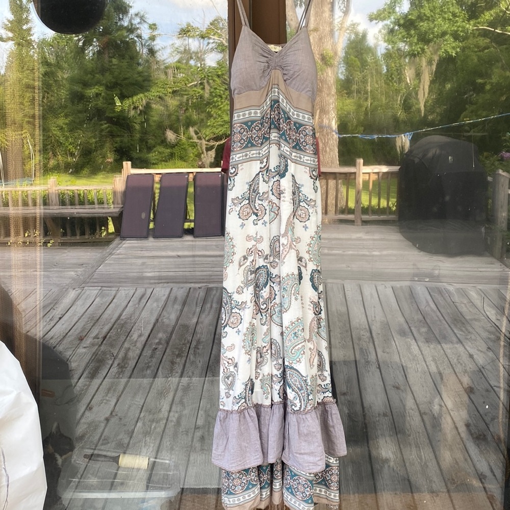 Beautiful long spaghetti strapped dress. Has padded chest area and side zipper.